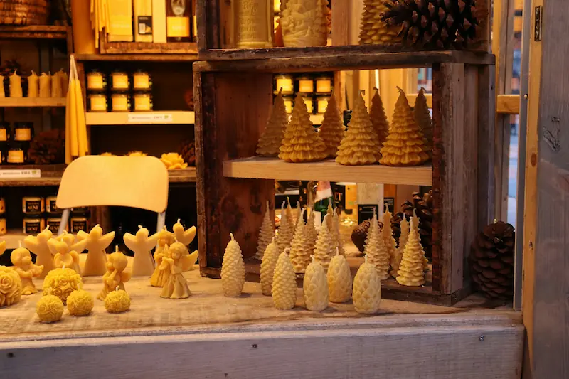 decoración de velas de miel de abeja con diferentes formas