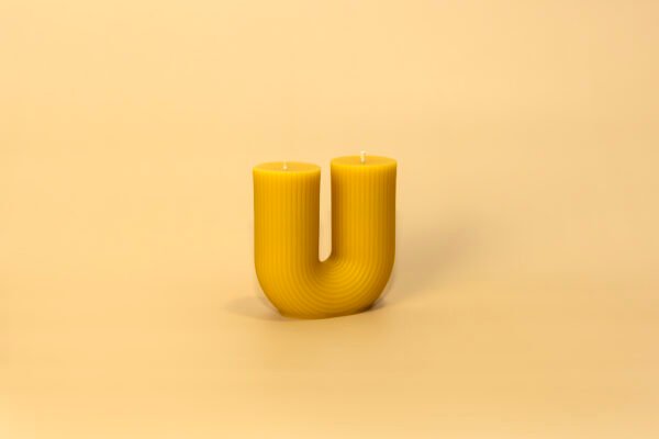 Vela de cera de abeja en forma de U con dos mechas y textura acanalada Vela de cera de abeja en forma de U con dos mechas