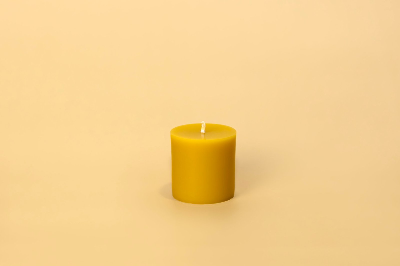 Vela decorativa Ecoluz pequeña de cera de abeja pura 100% natural.