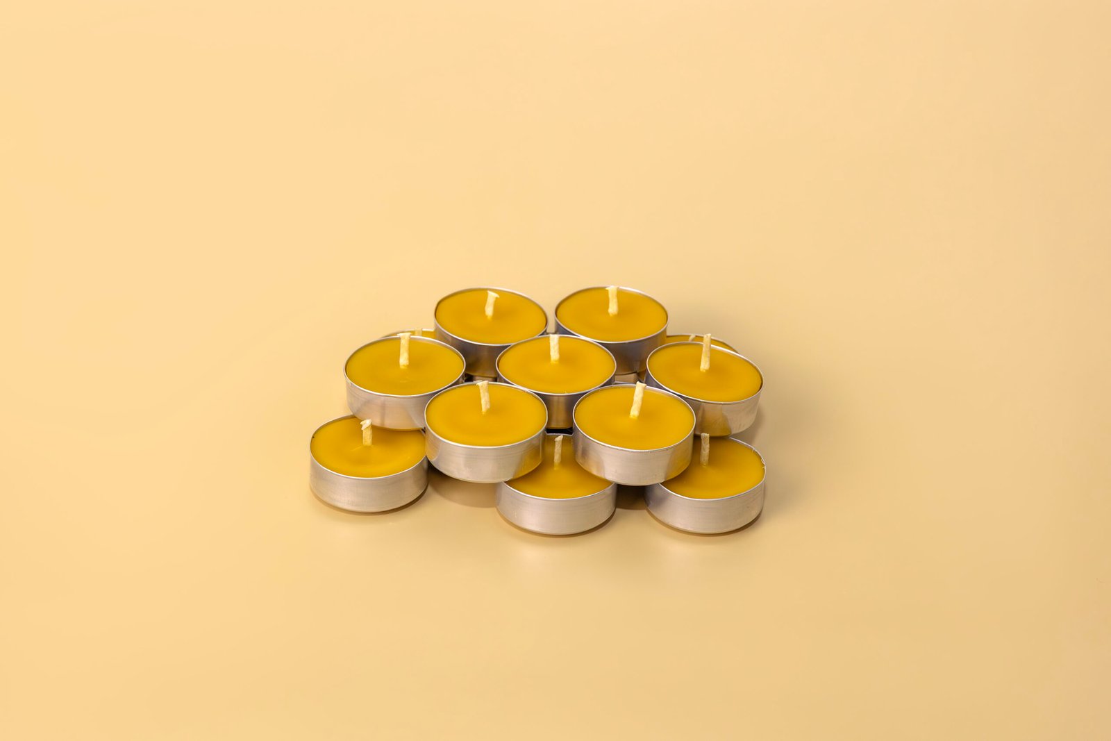 Pack de velas de té artesanales 100% naturales de cera de abeja para relajación y hogar.