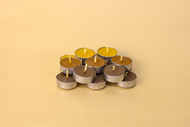 Velas de t&eacute; de cera de abeja en c&aacute;psulas met&aacute;licas