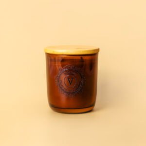 Vela de cera de abeja 100% en vaso de cristal ámbar con tapa de madera Vela de cera de abeja 100% en vaso de cristal ámbar con tapa de madera