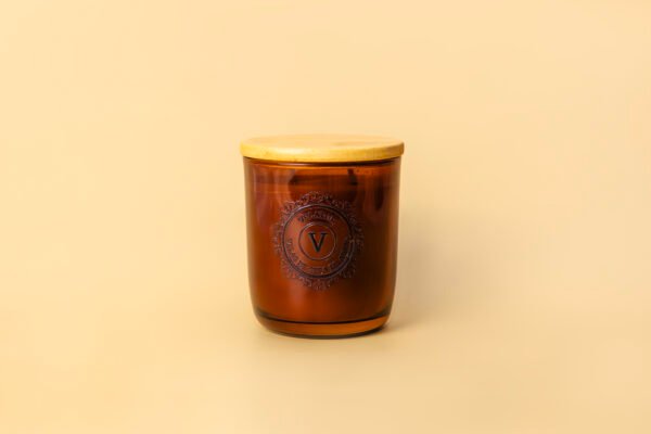 Vela de cera de abeja 100% en vaso de cristal ámbar con tapa de madera Vela de cera de abeja 100% en vaso de cristal ámbar con tapa de madera