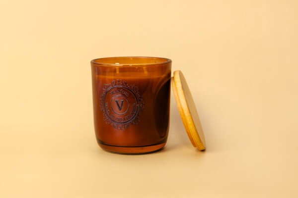 Vela de cera de abeja 100% en vaso de cristal ámbar con tapa de madera Vela de cera de abeja 100% en vaso de cristal ámbar con tapa de madera