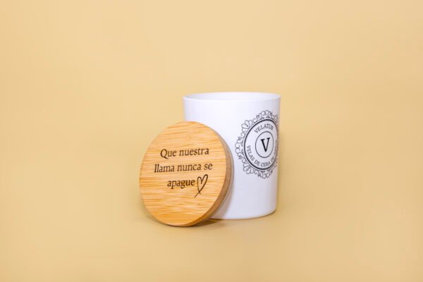 Vela de cera de abeja en vaso blanco con tapa de madera personalizada con frase grabada Vela de cera de abeja en vaso blanco con tapa de madera personalizada con frase grabada