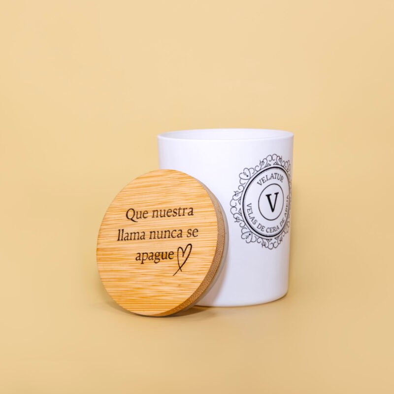 Vela de cera de abeja en vaso blanco con tapa de madera personalizada con frase grabada