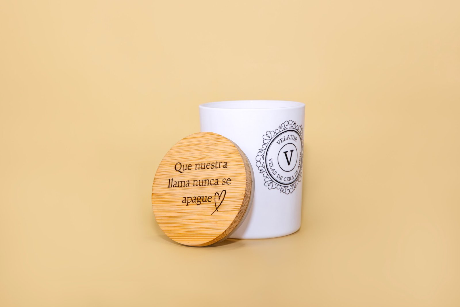 Vela de cera de abeja en vaso blanco con tapa de madera personalizada con frase grabada