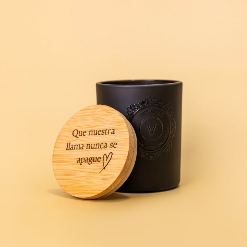 Vela artesanal en vaso negro mate con tapa de madera personalizable, ideal para regalos únicos y decoración del hogar.