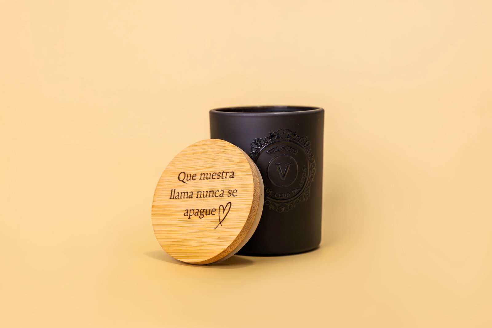 Vela artesanal en vaso negro mate con tapa de madera personalizable, ideal para regalos únicos y decoración del hogar.