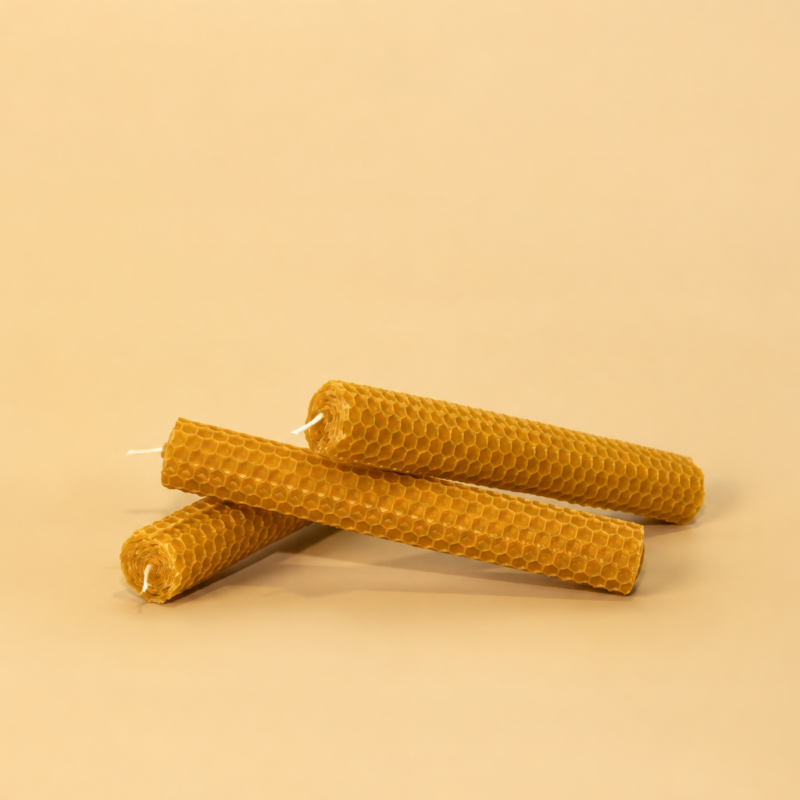 Tres velas de meditaci&oacute;n de cera de abeja naranja con textura de panal