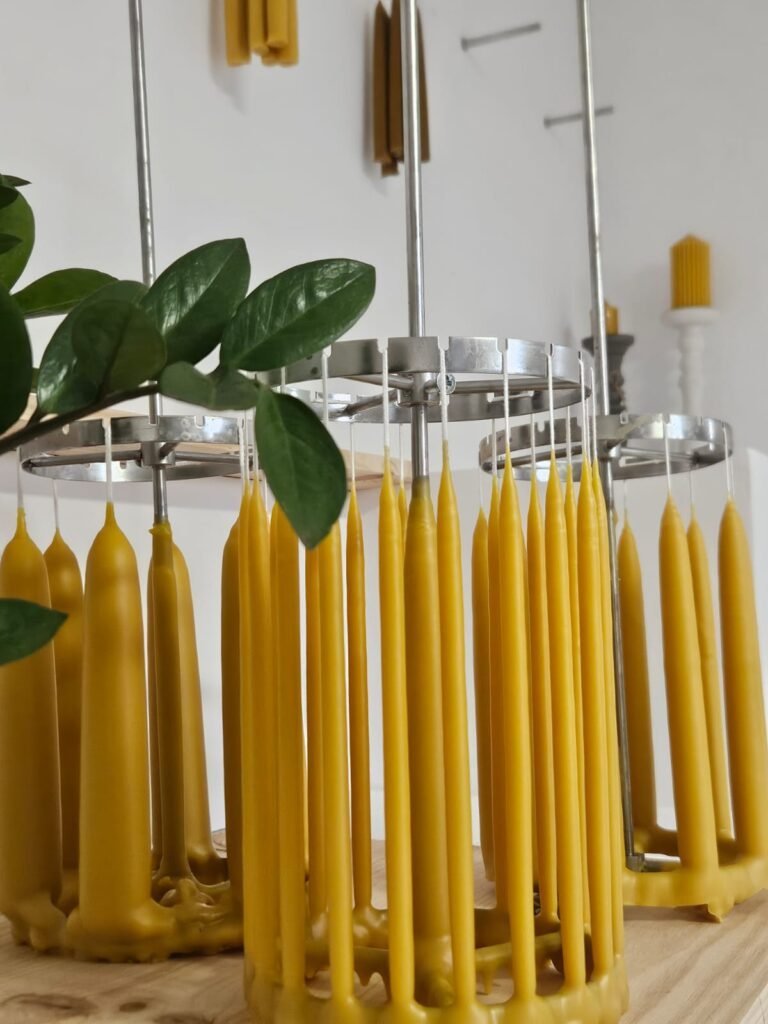 Velas de candelabro de cera de abeja reci&eacute;n hechas en el taller