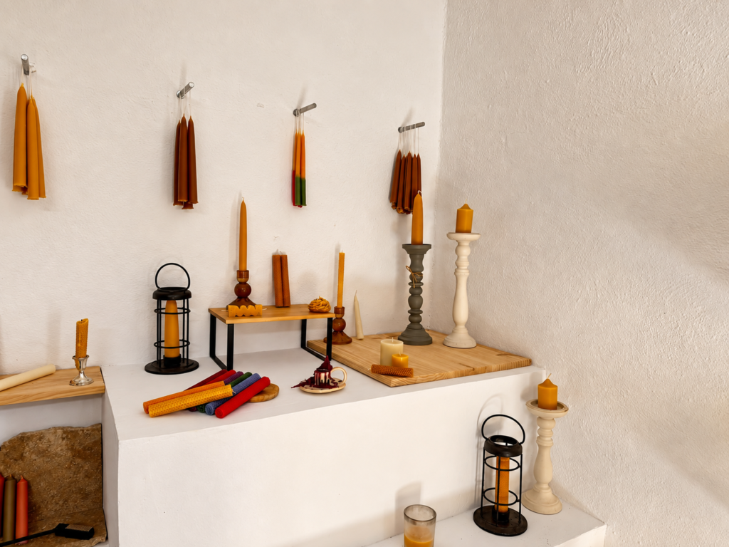 Velas de cera de abeja y faroles decorando la sala de la finca en Onda donde se hace el taller