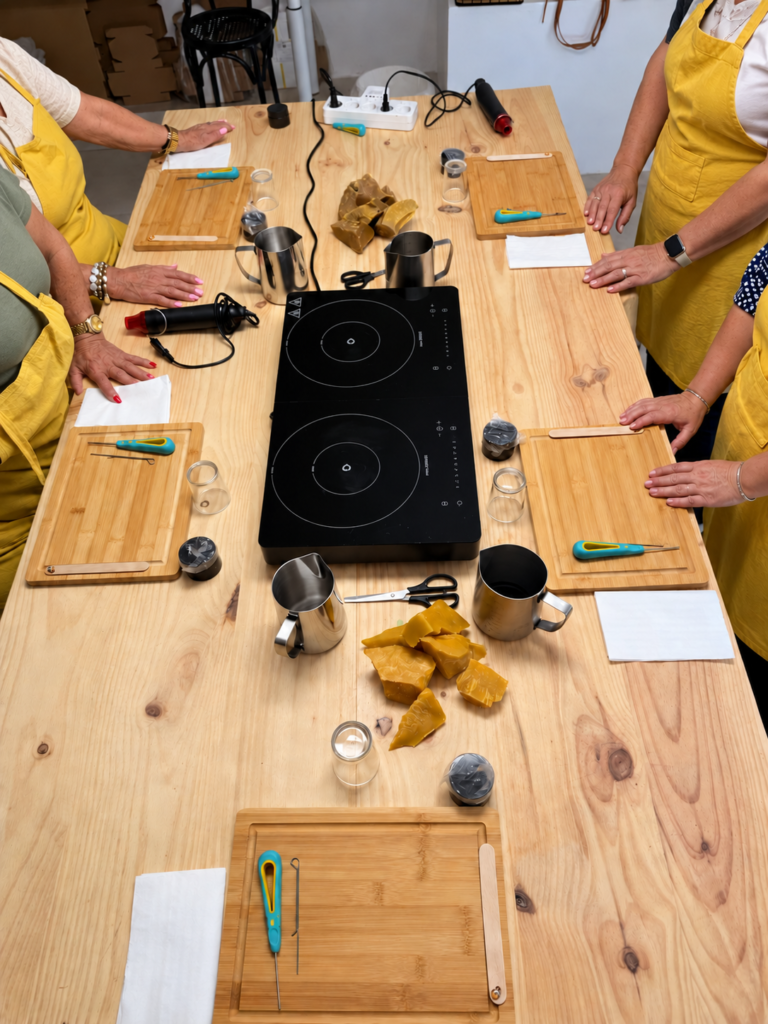 Mesa del taller de cera de abeja en Onda preparada con tablas de trabajo y placas para fundir la cera